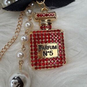 Elegant Keychain Pearl & Parfum Bottle Red / Gold Chic Rhinestone pendant